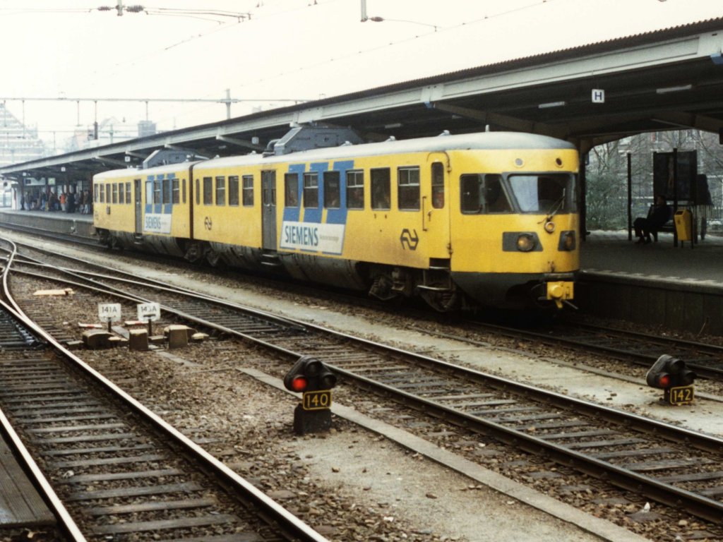 DE2 167 mit Regionalzug 6152 Arnhem Velperpoort-Tiel auf Bahnhof Arnhem am 15-3-1996. Bild und scan: Date Jan de Vries.