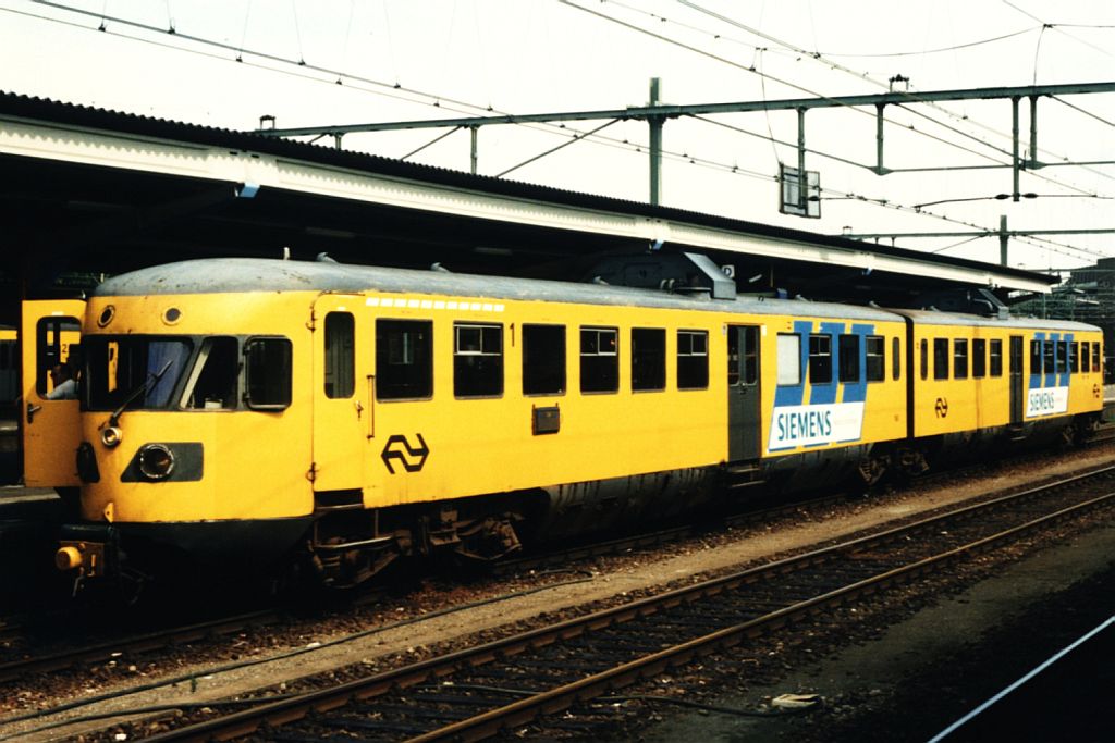 DE2 168 mit Regionalzug 6152 Arnhem-Velperpoort-Tiel auf Bahnhof Arnhem am 22-8-1996. Bild und scan: Date Jan de Vries.