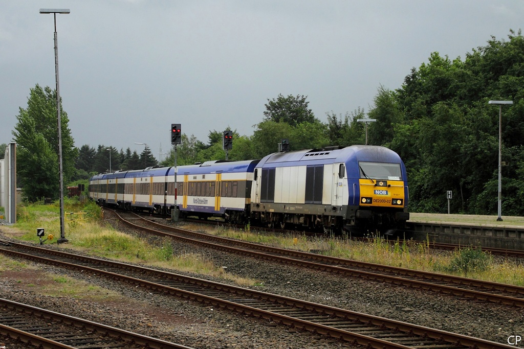 DE2000-02 der NOB fhrt mit einem Zug nach Westerland in den Bahnhof Husum ein. (22.8.2010)
