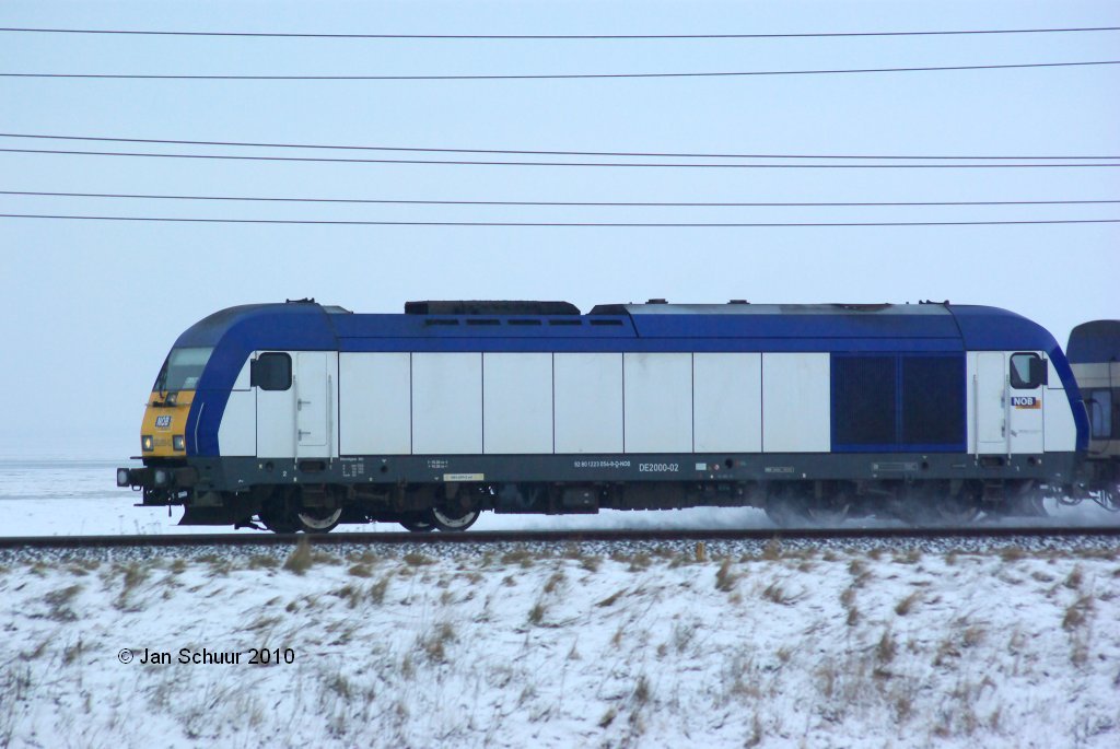 DE2000-02 der Nord-Ostsee-Bahn (NOB) am 02.01.2010 auf dem Weg von Niebll nach Sylt kurz vor dem festlandseitigen Ende des Hindenburgdamms.

 Jan Schuur 2010