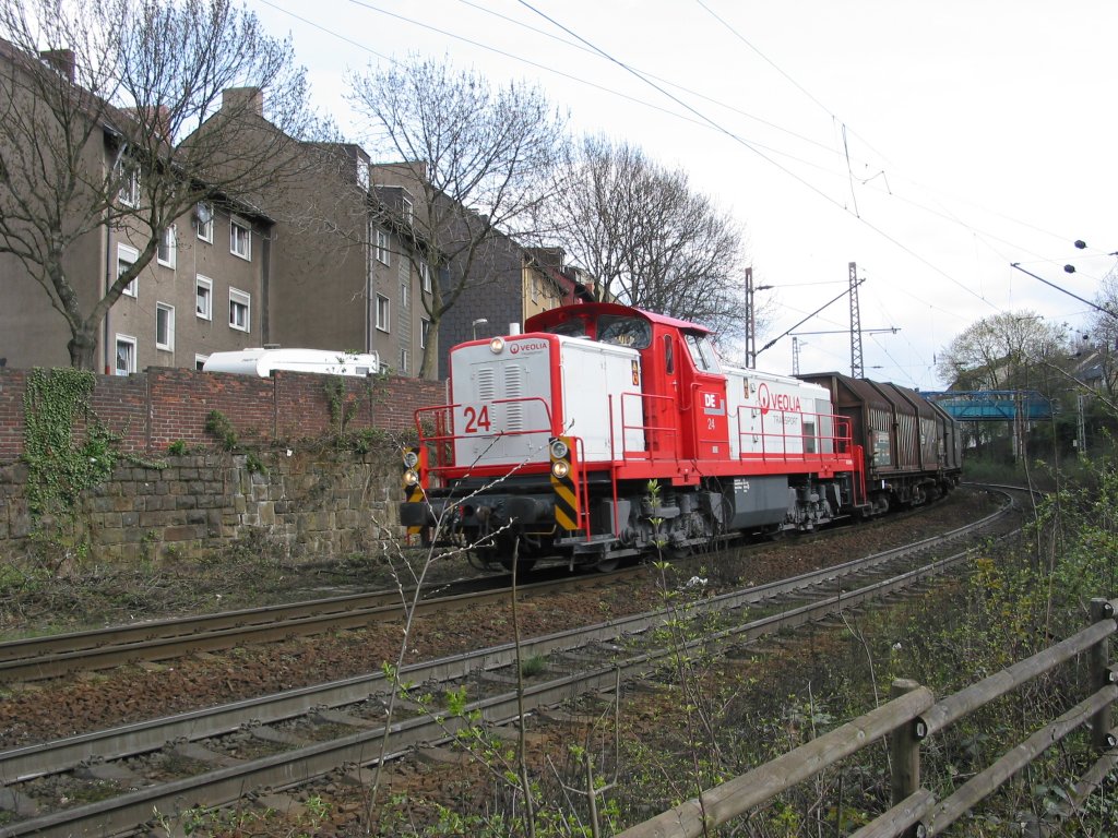 DE24 (MaK G1600BB, Baujahr 1976) der Dortmunder Eisenbahn, jetzt Veolia, bringt auch am 7. April 2008 einen Zug mit Erzeugnissen des Werks Hntrop der ThyssenKrupp AG in Bochum-Prsident in Richtung Wanne-Eickel und weiter um die Ecke.