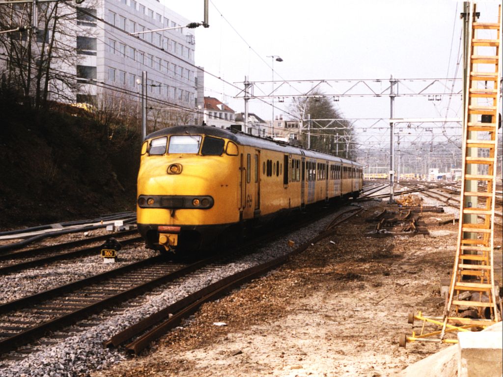 DE3 113 mit Regionalzug 6131 Tiel-Arnhem Velperpoort auf Bahnhof Arnhem am 17-3-1998. Bild und scan: Date Jan de Vries.