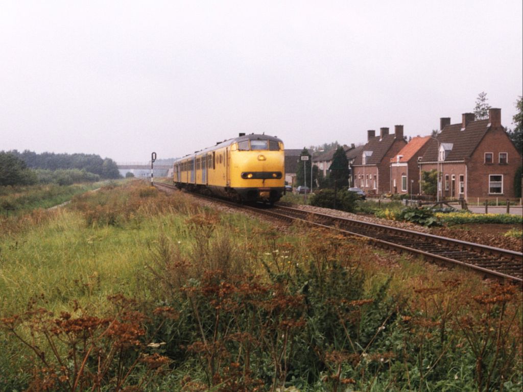 DE3 125 und 136 mit Regionalzug 6235 Arnhem-Roermond in Elst am 28-2-1995. Bild und scan: Date Jan de Vries.