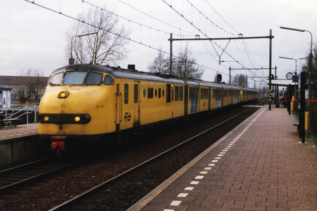 DE3 138 und 147 mit Regionalzug 7751 Arnhem-Winterswijk am Bahnhof Duiven am 25-11-1992. Bild und scan: Date Jan de Vries.

