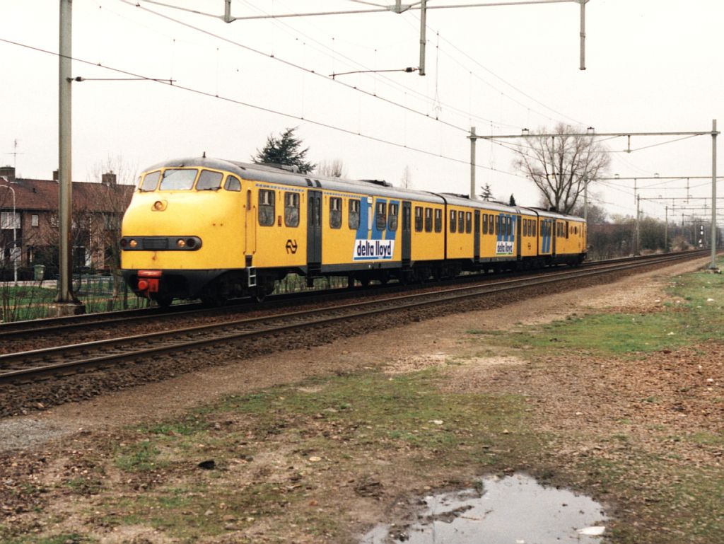 DE3 144 (im Hintergrund die 144) mit Regionalzug 7745 Arnhem-Doetinchem auf Bahnhof Arnhem am 8-3-1996. Bild und scan: Date Jan de Vries.