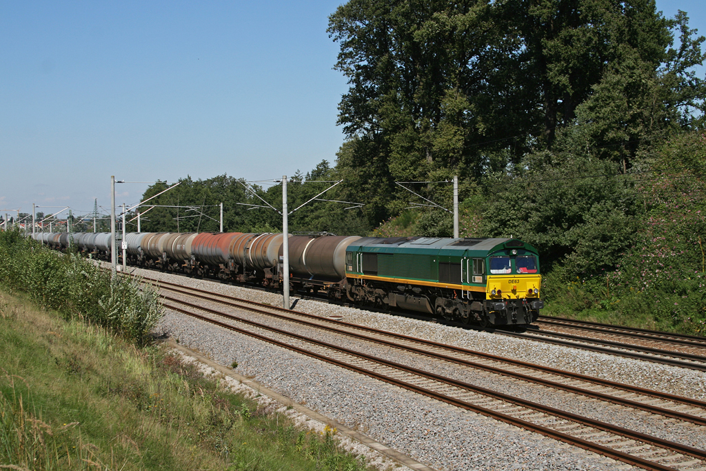 DE63 mit einem Kesselwagenzug am 06.09.2010 bei R�hrmoos.