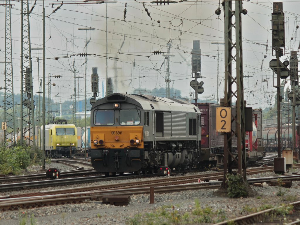 DE6301 von Crossrail nimmt am 30.08.2011 mit einem Containerzug am Haken in Aachen West Anlauf um die Rampe der Montzenroute nach Belgien zu schaffen. Im Hintergrund links im Bild 145-CL 031 von Alpha Trains.