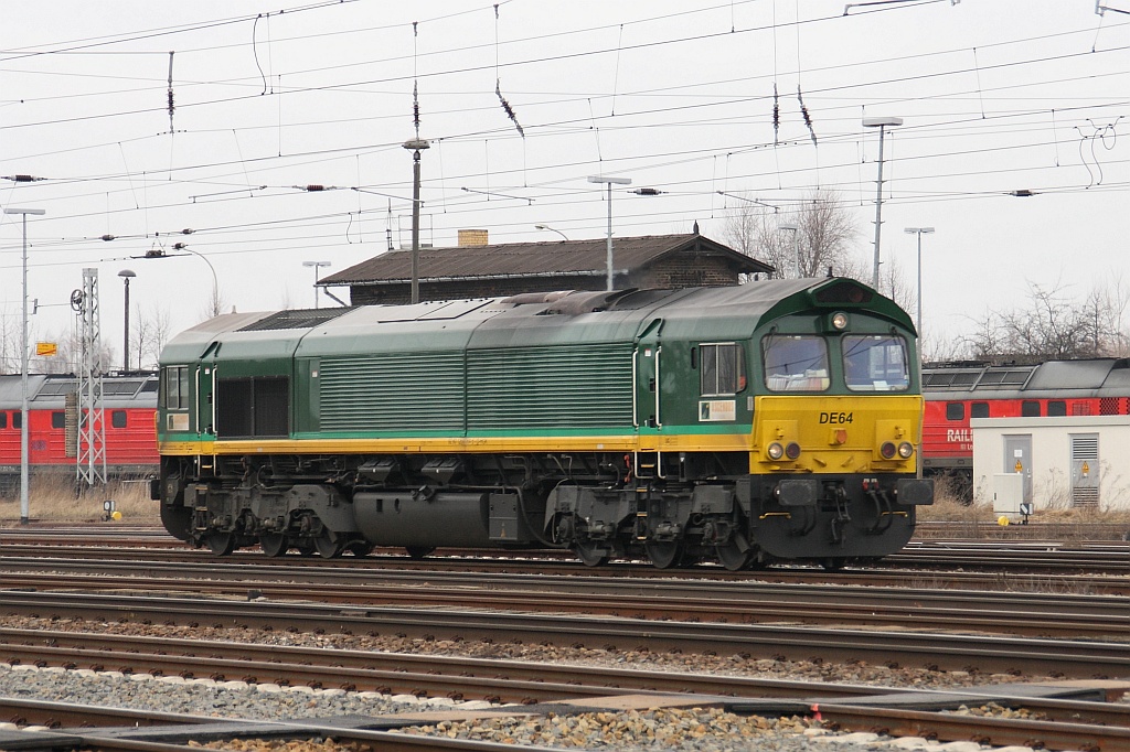 DE64 (266 064) fhrt am 22.01.2011 durch Angermnde
