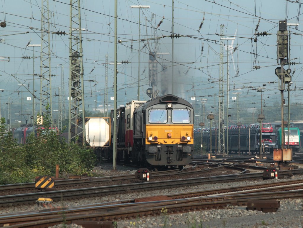 DE6606 von Crossrail am Morgen des 01.09.2011 bei der Ausfahrt aus Aachen West ber die Montzenroute nach Belgien. Die Class66 gibt hier sofort Vollgas um die Rampe zum Gemmenicher Tunnel zu meistern. Die Rampe beginnt nach ca. 200m. und geht knapp 5km stettig bergauf bis zu Scheitelpunkt am Gemmenicher Tunnel. Dort ziehen die Loks ihre Last zu teil nur noch Schrittgeschwindigkeit.