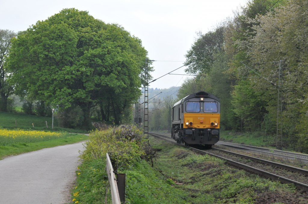 DE6606 rollt gemchlich die Rampe am Gemmenicher Weg hinab in Richtung Aachen-West, wo sie einen Gterzug bernehmen wird, um ihn dann zurck nach Belgien zu schleppen. Aufgenommen am 14/04/2011.