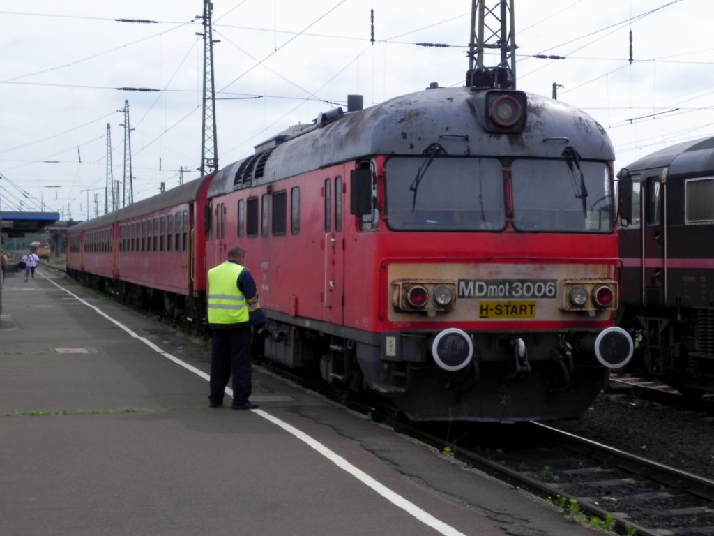 Debrecen am 10.06.2011 um 09:30 Uhr. Der MDmot 3006 fuhr um 09:40 Uhr als R36722 nach Nagykereki. Nach Auskunft vor Ort ist dies der einzige Zug dieser Baureihe, der noch im Einsatz ist. Eine zweite Garnitur steht noch im BW als Ersatzfahrzeug. Angeblich werden die Z�ge in 14 Tagen endg�ltig abgestellt. 