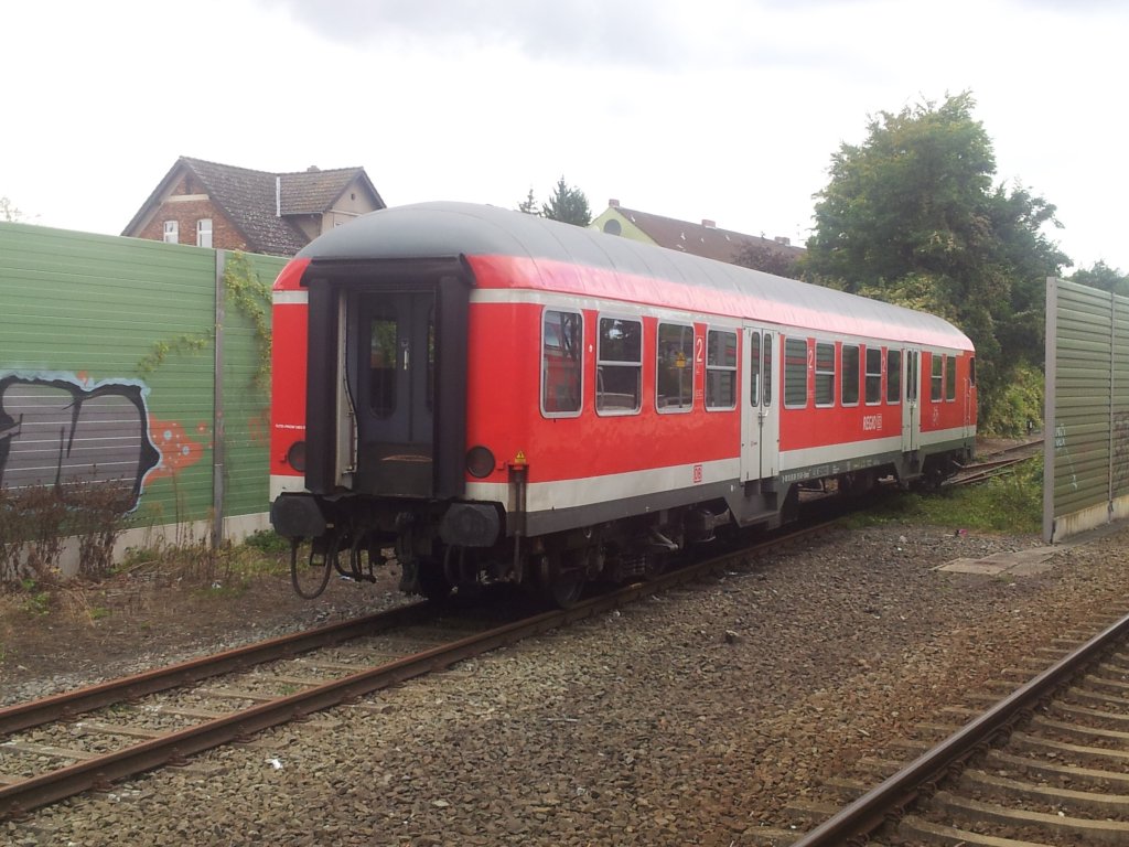 Defeckter Wittenberger Steuerwagen auf einen Nebengleis am 15.09.2012 in LEHRTE abgestellt.