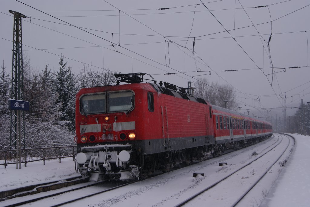 Defekte 143 185-7 der RB 16322 steht abgestellt im Bhf Leiling,29.11.2010