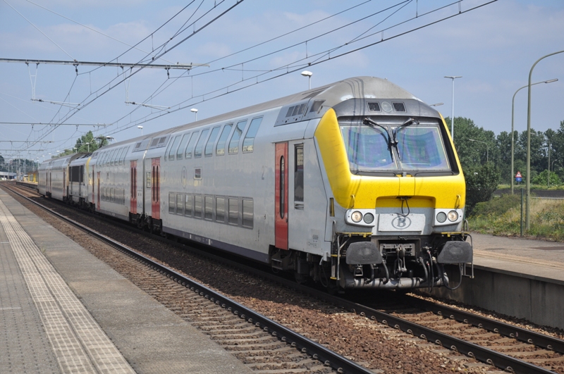 Defekter Interregiozug bei Durchfahrt in Bahnhof Antwerpen-Luchtbal am 11.08.2012