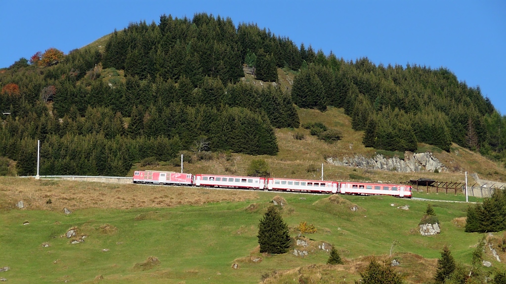 Deh 4/4 95  Andermatt  erklimmt den Ntschen auf dem Weg von Andermatt Richtung Oberalppass: Nach dem ersten Kehrtunnel verluft die Trasse parallel zur Oberalpstrasse, 2.10.11