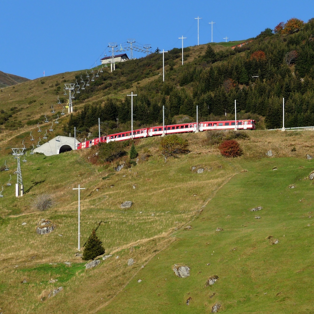 Deh 4/4 95  Andermatt  erklimmt den Ntschen auf dem Weg von Andermatt Richtung Oberalppass: Einfahrt in den zweiten Kehrtunnel, 2.10.11