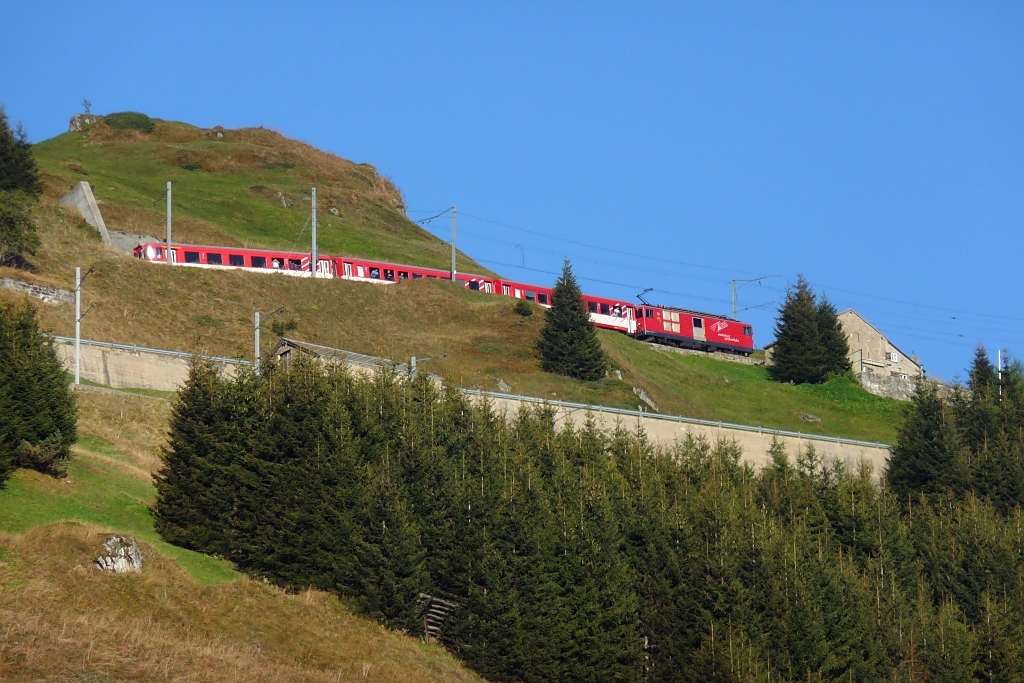 Deh 4/4 95  Andermatt  erklimmt den Ntschen auf dem Weg von Andermatt Richtung Oberalppass: Ausfahrt aus dem zweiten Kehrtunnel, 2.10.11
