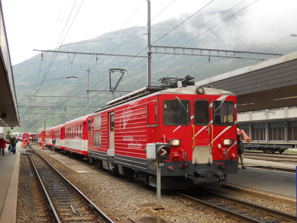 Deh 4/4 96 ''Mnster'' am 6.8.2010 in Andermatt. Leider war es nicht mglich, den Triebwagen so zu fotografieren, dass die Weichenlaterne nicht im Weg steht.