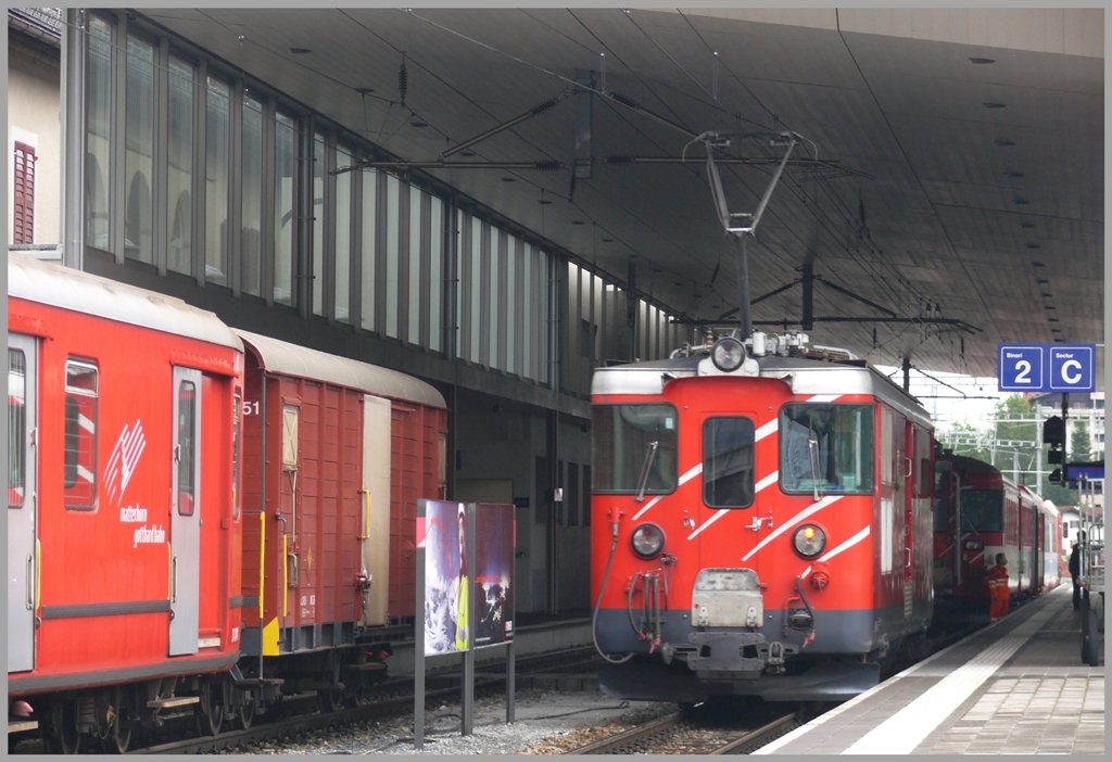 Deh 4/4 I 22  St.Niklaus  ex BVZ kuppelt in Disentis an den R835 ber den Oberalppass nach Andermatt. (03.06.2010)
