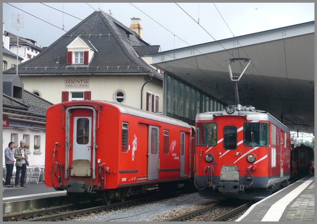 Deh 4/4 I 22 bernimmt R835 nach Andermatt. (03.06.2010)