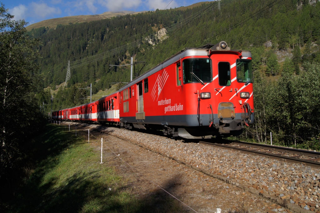 Deh 4/4 I 54 zieht am 15.9.11 den Regio 526 von Oberwald Richtung Furka-Basistunnel.