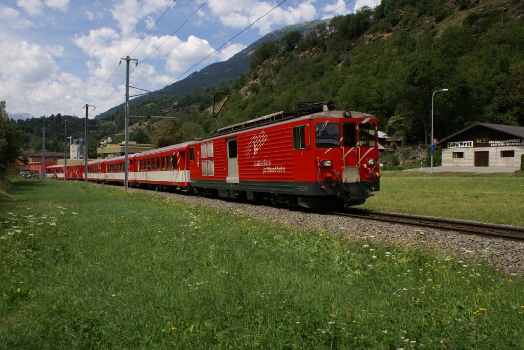 Deh 4/4 II 96 lsst am 13.7.10 mit einem Regionalzug nach Andermatt Bitsch hinter sich zurck.