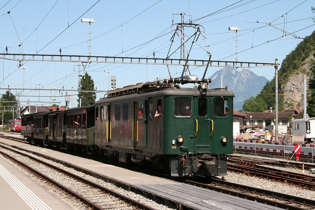 Deh 4/6 914 (einzig verbliebener Zahnradtriebwagen bei der Zentralbahn) mit BOB C3 31, BOB F3 51 Bar-Wagen, BOB C3 28 und BOB C4 41 offener Aussichtswagen. Vermutlich war dieser Zug die Ersatzleistung fr den Dampfzug zw. Brnig Passhhe und Giswil, denn wegen der fehlenden Drehscheibe in Giswil wurde die Dampflok auf der Passhhe zurckgelassen. (19.08.2012)