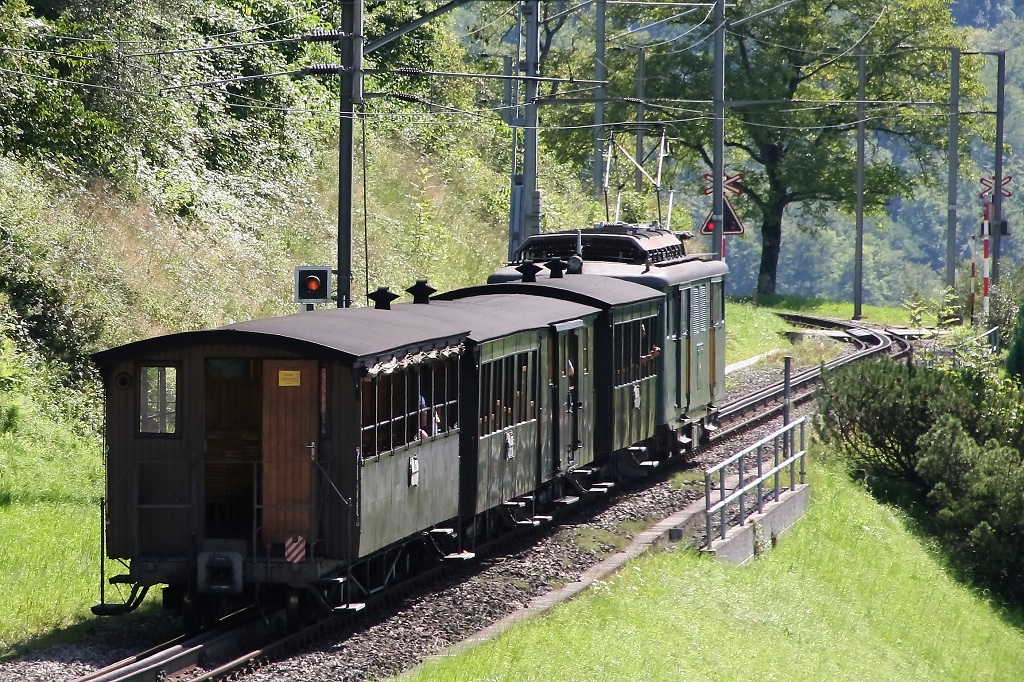 Deh 4/6 914 (einzig verbliebener Zahnradtriebwagen bei der Zentralbahn) mit BOB C3 31, BOB F3 51 Bar-Wagen, BOB C3 28 und BOB C4 41 offener Aussichtswagen. Die Ersatzleistung fr den Dampfzug hat soeben Giswil verlassen und ist auf den Weg nach Brnig Passhhe um dort mit der zurckgelassenen Dampflok nach Meiringen und Interlaken Ost weiterzufahren. (19.08.2012)