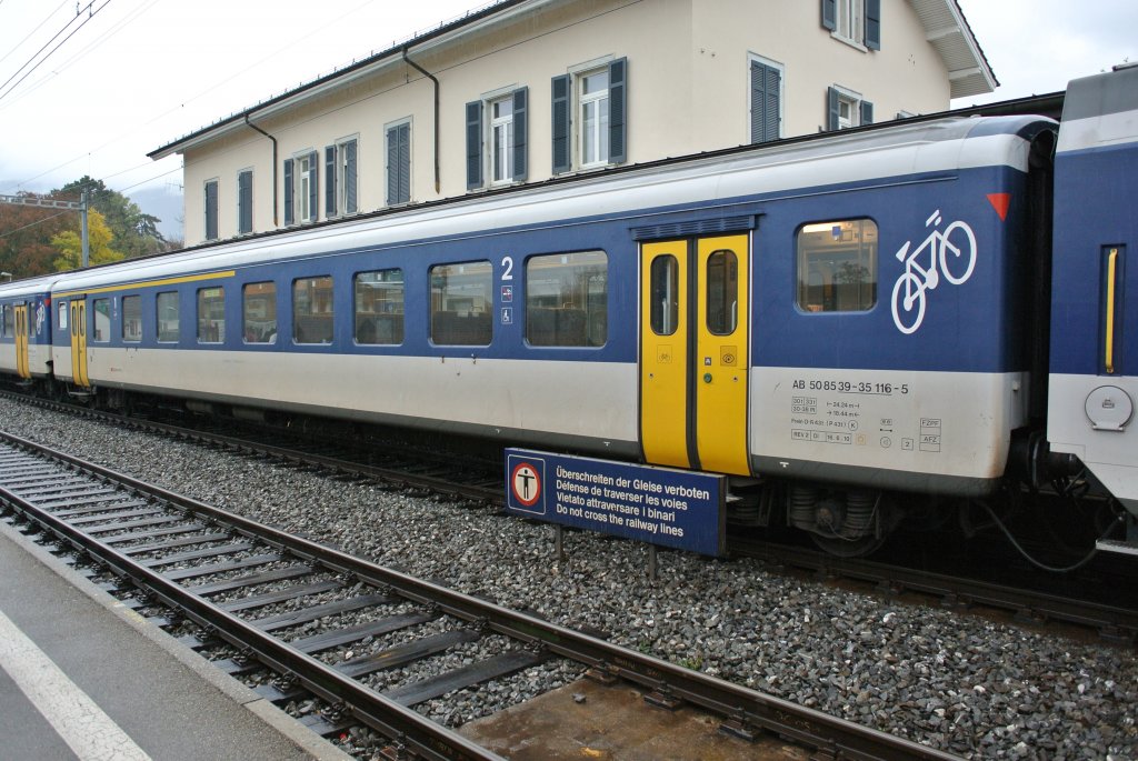 Dem ex. Tilo AB EWII 50 85 39-35 116-5 wurden nun die Tilo Anschriften notdrftig entfernt, nun fhrt er fast ohne Anschriften durch die Gegend, Solothurn West, 04.11.2012.