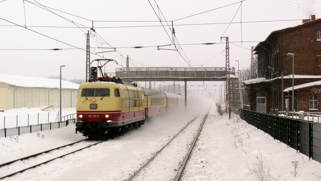 Dem Highlight des 29.12. begegneten wir dann am Bahnhof von Golen (Niederlausitz)103 235-8 mit einem stilechten Rheingold (mit 8 Wagen, darunter Aussicht und Speisewagen) als DPE 5460 aus dem Ruhrgebiet via Berlin nach Dresden. Das war der wohl schnste Zug des Tages und zugleich in dieser DDR - Atmosphre wohl  unpassendsten  ... doch erfreute er uns am meisten (!!). 