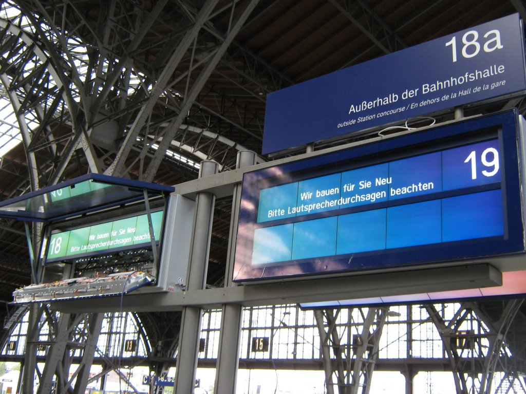 Dem Leipziger Hbf wurden nicht nur neue Gleisanschlsse oder neue Software fr das ESTW verpasst, nein auch neue digitale Zuganzeiger wurden installiert. Ich persnlich fand die alten Anzeigen zwar besser aber die Neuen sind flexibler in der Informationsaussage.
18.09.2010 (Leipzig Hbf)
(c) by Vico Schulze  