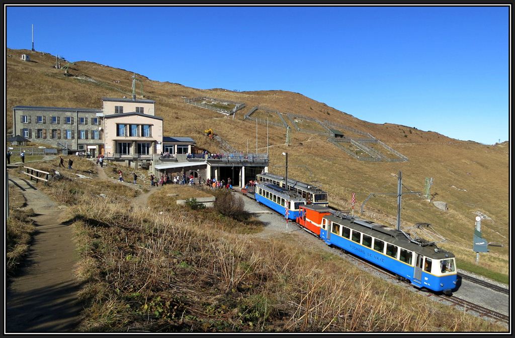 Dem Nebel entfliehen war fr mich das Ziel, so gabs einen Spontanausflug auf die Rochers-de-Naye am Genfersee. Gleich drei Zge trafen sich an der Gipfelstation auf 2042m /M. Bhe 2/4 204 und 207 und Bhe 4/8 304  La Tour de Peilz . (24.10.2012)