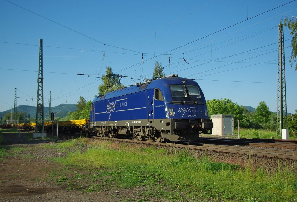 Dem neuen Stadtbahnhof und der Cantus sei Dank....! Am Abend des 11.06.2010 musste 183 500-8 der MGW Service die Cantus aus dem Stadtbahnhof kommend vor lassen! Ich kam gerade von der Arbeit nach hause, da kam der Taurus gem�tlich angeschlichen!:-) Also die Cam geschnappt und ab zum Fotostandort...!:-)