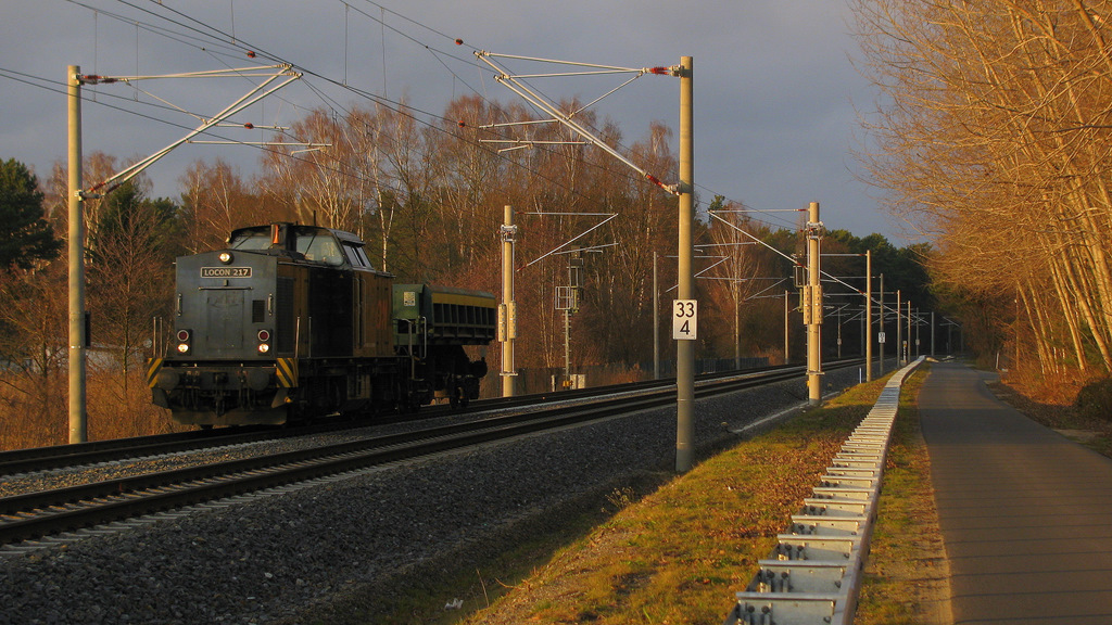 Dem RE folgte noch eine kleine berfhrung. Es war der 95125 von Lehrte nach Guben mit der Locon 217. Scheint ja sehr dringend gewesen zu sein mit dem einen Wagen ;-)!