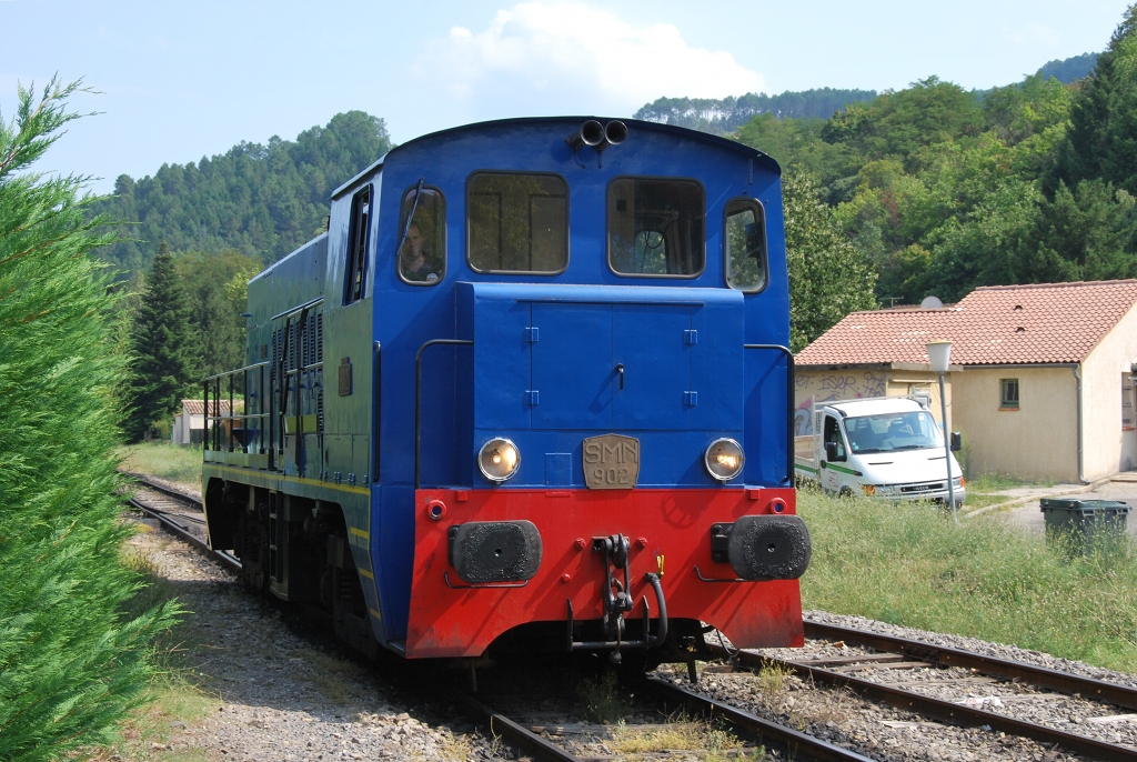 Dem Train  vapeur des Cvennes gehren auch einige Diesellokomotiven. Hier kommt SMN 902 herangefahren um an die Waggons zu kuppeln und den Zug zurck zu bringen nach Anduze (Saint-Jean du Gard, 24. August 2011).