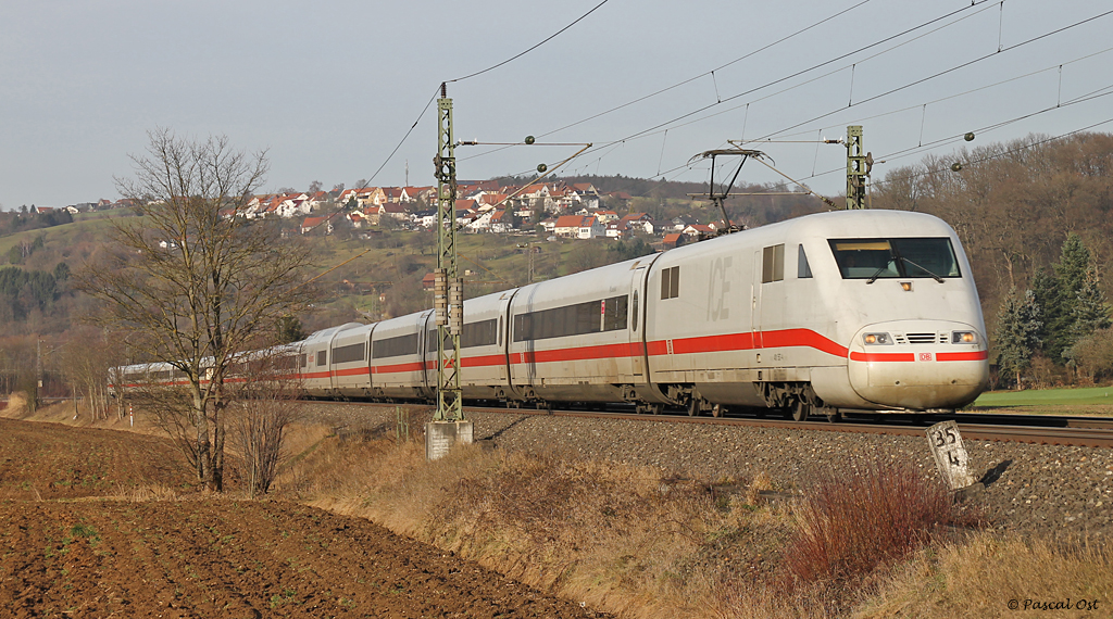Dem Weihnachtsstress entflohen - 401 557 am 24. Dezember 2012 auf dem Weg in Richtung Ulm/Mnchen bei Uhingen (Fils).