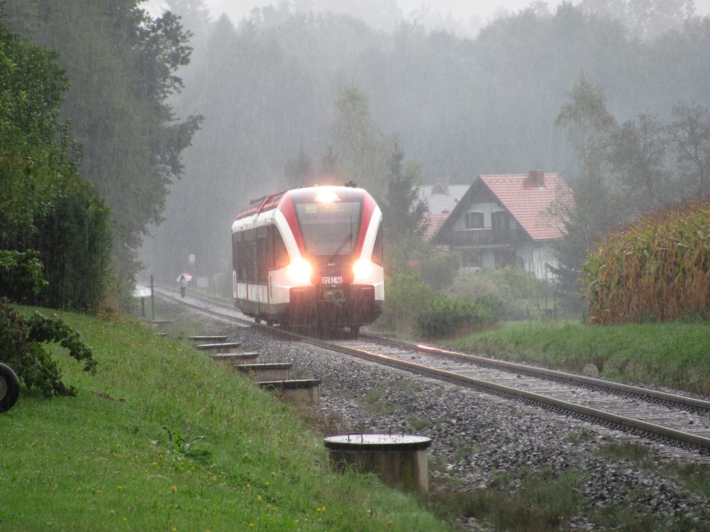 Dem Zug hinterher luft die Person im Hintergrund hoffentlich nicht. Htte auch keinen sinn bei 5063.007 der gerade die HSt. Hollenegg richtung Wies verlsst. 19.09.2011