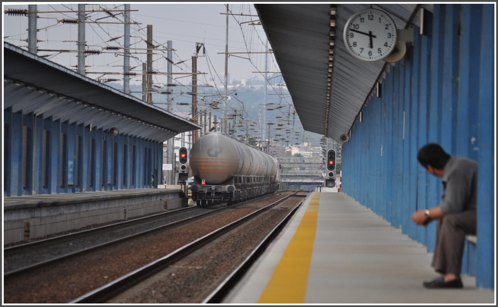 Dem Zug hinterhersehen in Contumil. (18.05.2011)