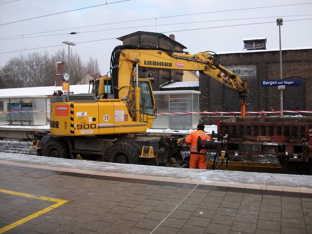 Dem Zweiwegebagger wurde am 26.November 2010 in Bergen/Rgen ein Niederbordwagen mitangehngt.