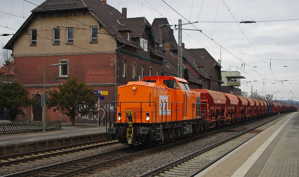Den Abschluss bildete dann die kleine aber leuchtend saubere BBL Lok 11 mit Schotterwagen in Richtung Sden. Aufgenommen am 13.03.2011 in Eichenberg.