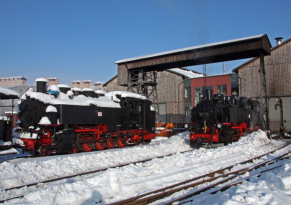 Den Abschlu dieser Serie mit der Gast-Dampflokomotive aus dem Weieritztal bildet eine gemeinsame Aufnahme mit der schneebedeckten 99 789 der Lnitzgrundbahn die hier auf ihre Reparatur wartet, vor dem neuen fnfstndigen Heizhaus in Oberwiesenthal. 