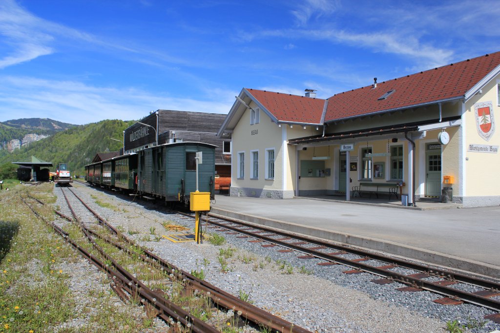 Den Bahnhof in Bezau findet man in einwandfreiem, sehr gepflegtem Zustand vor. Mai 2012
