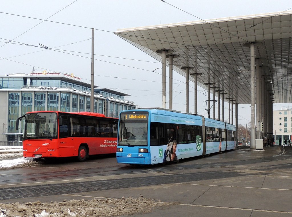 Den Bahnhofsvorplatz in Kassel-Wilhelmshhe verlsst gerade Wagen 603 am 31.1.2013.