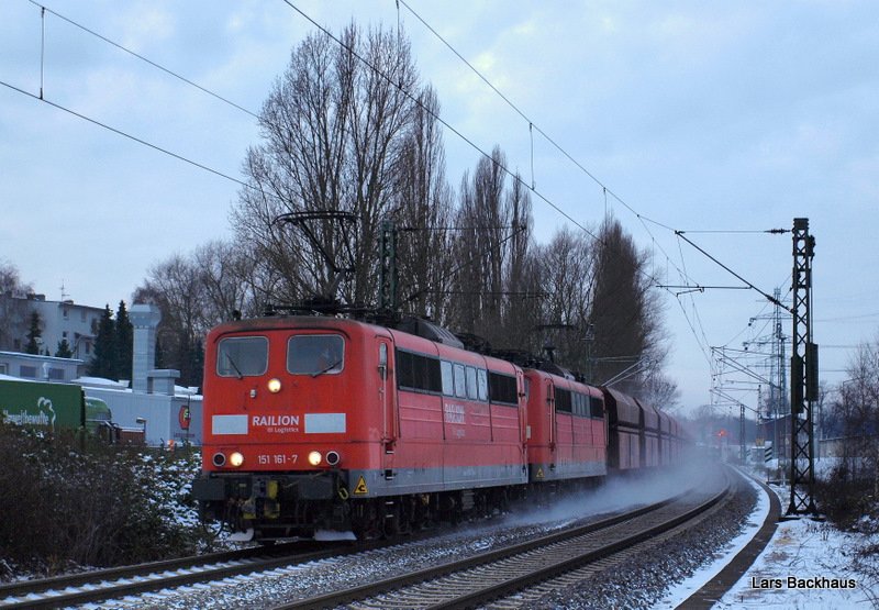 Den  Beddinger  von Hamburg-Hansaport nach Salzgitter-Beddingen f�hrt am 20.12.09 die 151 161-7 und ihre Schwester. Aufgenommen an der Unterelbbahn kurz vor Hamburg-Harburg.