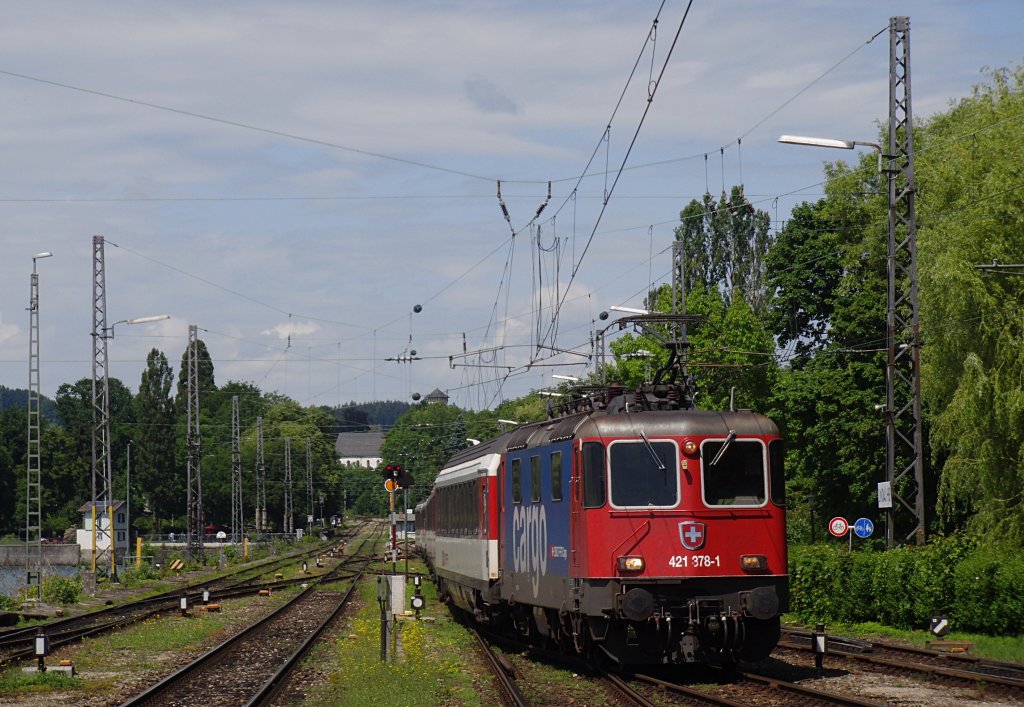 Den Bodenseedamm berquerend zieht Re 421 378-1 die Wagen des EuroCity 195 von Zrich kommend in den Bahnhof von Lindau (09.06.2012).