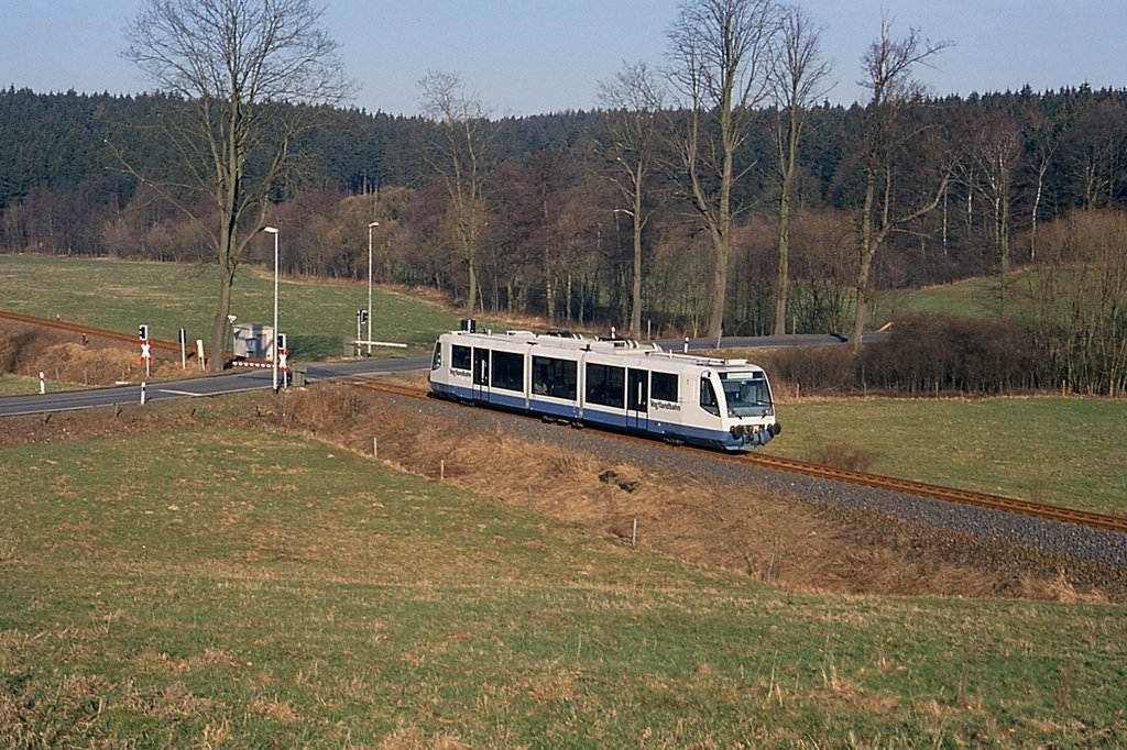 Den BÜ der B94 bei Wüstendittersdorf hat 6.004.1 der DKB, in Diensten der Vogtlandbahn, als VBG96108 passiert. (18.01.1999, KB-Dia) 