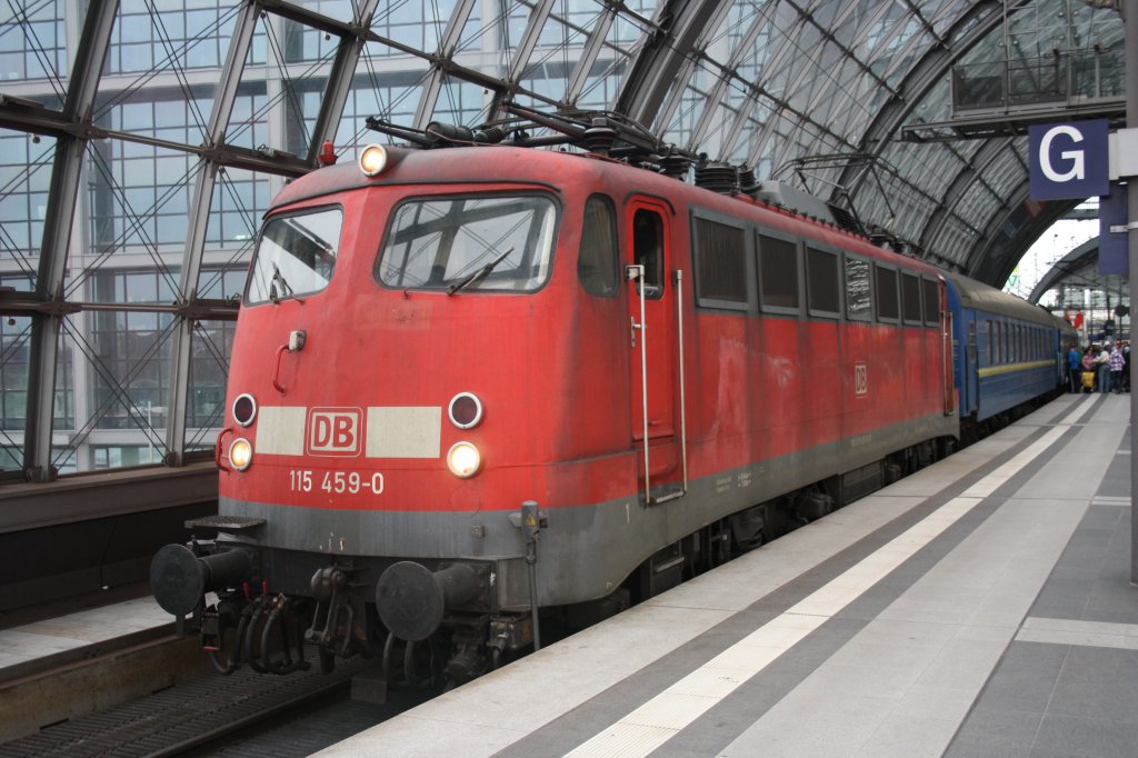 Den D-Zug Richtung Kiev Pass zog am 31.03.10 die 115 459-0 ab Berlin Hbf. 