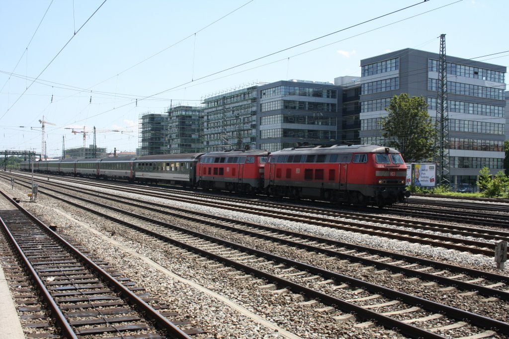 Den EC Mnchen Hbf - Zrich HB bespannten am 06.06.10 218 404-2 und 218 4XX-X