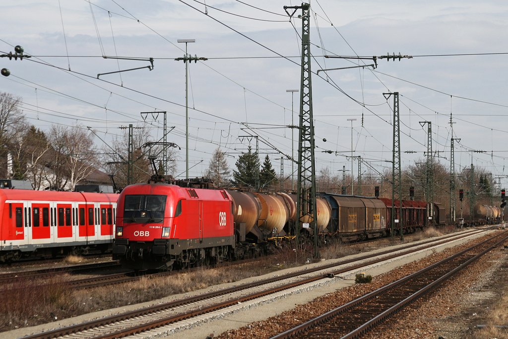 Den ehemaligen Euromotion Taurus 1116 264 konnten wir in Trudering mit einem gemischten G�terzug aus Richtung Salzburg aufnehmen. 20.03.2010.