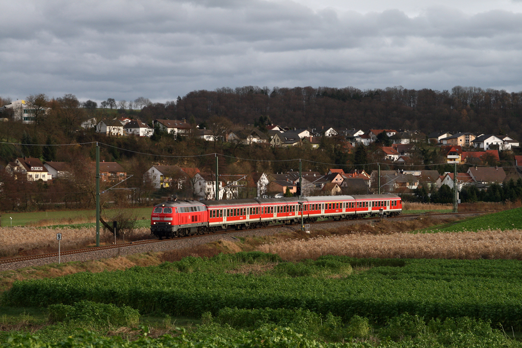 Den einzigen Lichtblick am 28. November 2009 gab es zur Nachmittagszeit. Glcklicherweise war der RE 4838 von Heilbronn nach Mannheim an diesem Tag mit Versptung unterwegs, sodass die Karlsruher 218 478 mit besagtem Zug bei leichter Sonne fotografiert werden konnte :-)